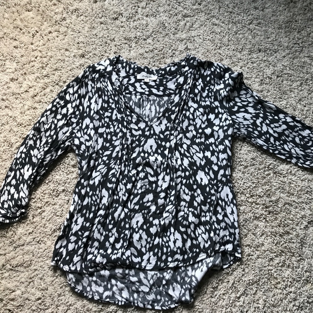 V cut elastic sleeve cute blouse. Dark gray and white.